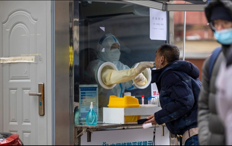 El número de contagios oficiales de COVID-19 en China sigue en aumento a pesar de los módulos de detección instalados en todas las ciudades. AP