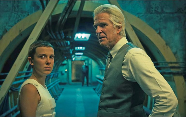 Millie Bobby Brown como “Eleven” y Matthew Modine, en el papel de “Dr. Martin Brenner”, de la aclamada serie 