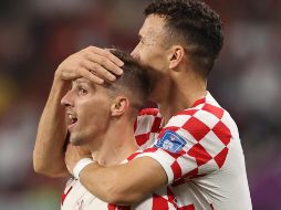 Mislav Orsic de Croacia celebra con su compañero Ivan Perisic (d) después de su gol. EFE / T. Bozoglu