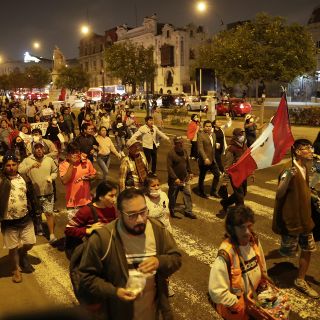 Evacúan a 200 turistas varados en Machu Picchu por protestas en Perú