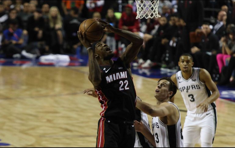 Vibrante duelo en la Arena México, en el regreso de la NBA. El Universal/ Carlos Mejía.