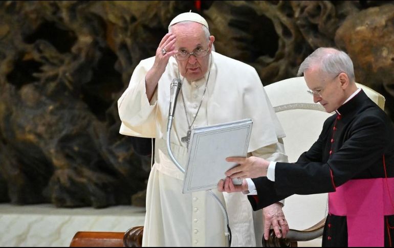 El Papa Francisco tiene dificultades para caminar por un problema inoperable en la rodilla que le ha obligado a usar una silla de ruedas en los últimos meses. AFP / ARCHIVO