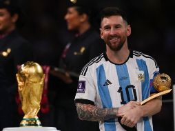 Finalmente, Messi, como capitán de Argentina, fue el encargado de levantar la Copa del Mundo al cielo de Doha. AFP / A. Dennis