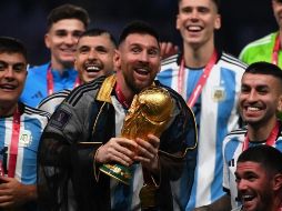 El '10' acarició la Copa dorada y, antes de seguir para una sesión de fotos, la besó tímidamente, provocando una ovación. AFP / F. Fife
