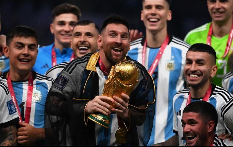 El '10' acarició la Copa dorada y, antes de seguir para una sesión de fotos, la besó tímidamente, provocando una ovación. AFP / F. Fife