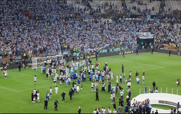 Messi saludó con esa típica frase argentina, no exenta de connotaciones negativas, a los miles de aficionados de la Albiceleste que ondeaban camisetas y celebraban el título del equipo de Lionel Scaloni. AFP / J. Guez