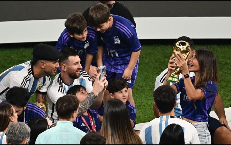 La esposa de Messi Antonela Roccuzzo, y sus hijos Thiago, Mateo y Ciro se le juntaron en la celebración en el césped, ambientada con cumbia villera. AFP / J. Samad
