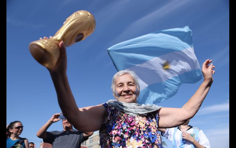 Alrededor de unos 200 aficionados nacidos en Argentina y algunos mexicanos, se dieron cita a la Glorieta Minerva. EL INFORMADOR / C. Zepeda