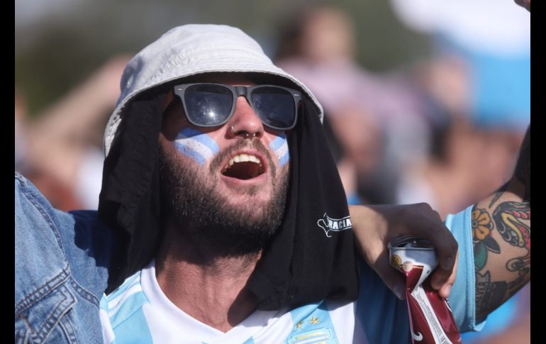 Alrededor de unos 200 aficionados nacidos en Argentina y algunos mexicanos, se dieron cita a la Glorieta Minerva. EL INFORMADOR / C. Zepeda