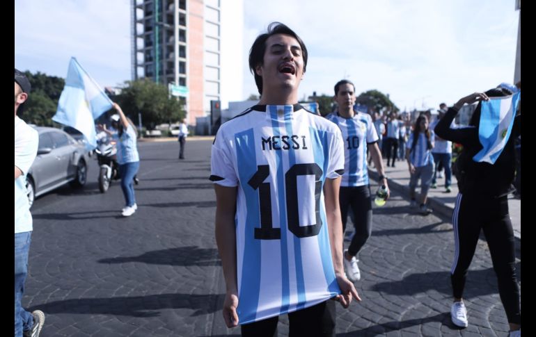 Alrededor de unos 200 aficionados nacidos en Argentina y algunos mexicanos, se dieron cita a la Glorieta Minerva. EL INFORMADOR / C. Zepeda