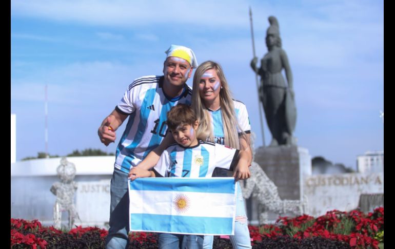 Alrededor de unos 200 aficionados nacidos en Argentina y algunos mexicanos, se dieron cita a la Glorieta Minerva. EL INFORMADOR / C. Zepeda