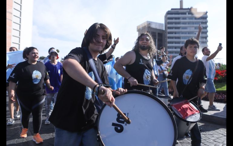 Alrededor de unos 200 aficionados nacidos en Argentina y algunos mexicanos, se dieron cita a la Glorieta Minerva. EL INFORMADOR / C. Zepeda