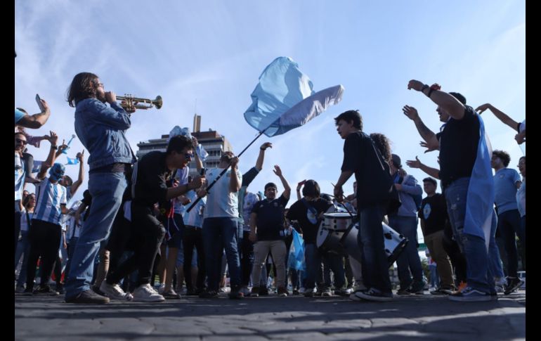 Alrededor de unos 200 aficionados nacidos en Argentina y algunos mexicanos, se dieron cita a la Glorieta Minerva. EL INFORMADOR / C. Zepeda