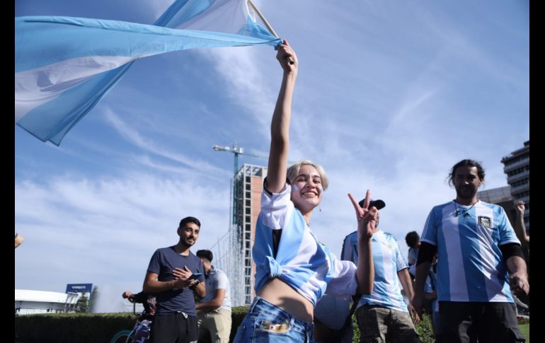 Alrededor de unos 200 aficionados nacidos en Argentina y algunos mexicanos, se dieron cita a la Glorieta Minerva. EL INFORMADOR / C. Zepeda