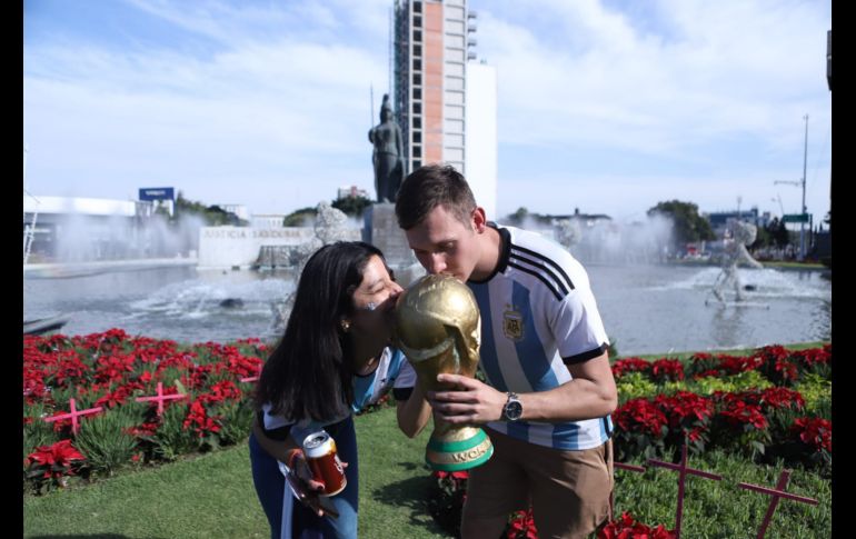 Alrededor de unos 200 aficionados nacidos en Argentina y algunos mexicanos, se dieron cita a la Glorieta Minerva. EL INFORMADOR / C. Zepeda