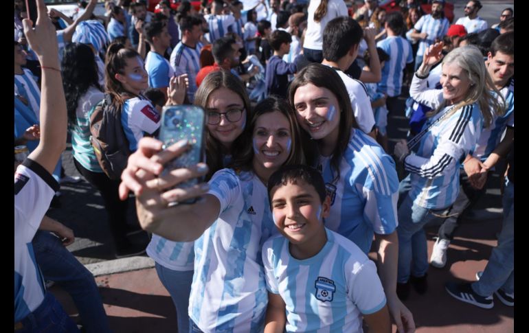 Alrededor de unos 200 aficionados nacidos en Argentina y algunos mexicanos, se dieron cita a la Glorieta Minerva. EL INFORMADOR / C. Zepeda