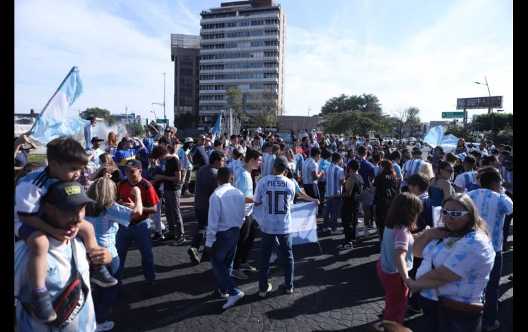 Alrededor de unos 200 aficionados nacidos en Argentina y algunos mexicanos, se dieron cita a la Glorieta Minerva. EL INFORMADOR / C. Zepeda