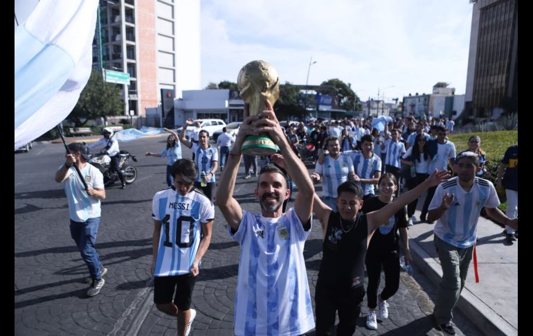 Alrededor de unos 200 aficionados nacidos en Argentina y algunos mexicanos, se dieron cita a la Glorieta Minerva. EL INFORMADOR / C. Zepeda