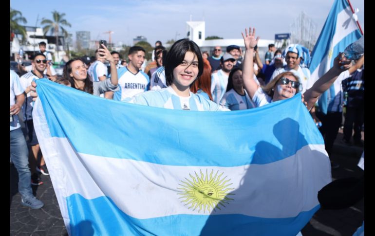 Alrededor de unos 200 aficionados nacidos en Argentina y algunos mexicanos, se dieron cita a la Glorieta Minerva. EL INFORMADOR / C. Zepeda