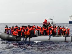 Las autoridades no especificaron si los supervivientes fueron localizados en el agua o la embarcación volcó tras ser avistada por los equipos de emergencia, que constataron que el navío partió la noche anterior desde Túnez y se dirigía a la isla italiana. TWITTER / @MSF_Sea