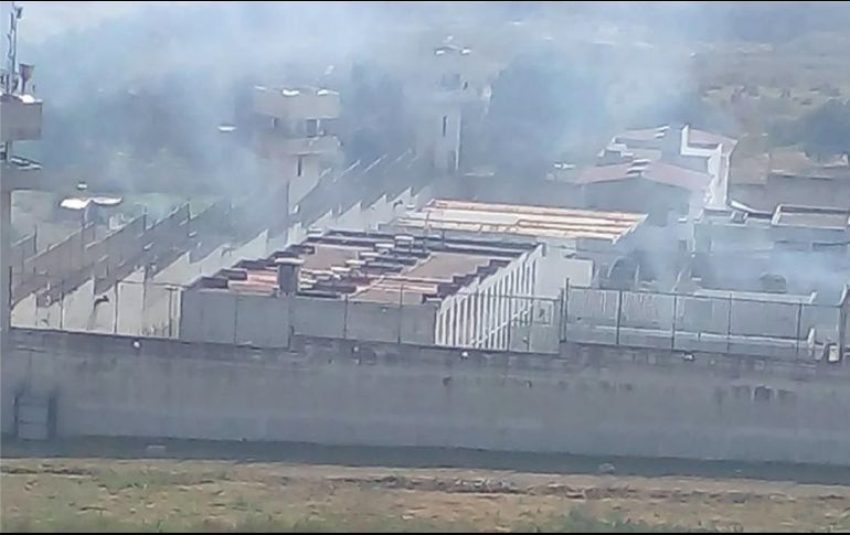 En redes sociales se difundieron imágenes en las que se aprecia humo blanco en las instalaciones del centro penitenciario. ESPECIAL