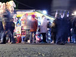 Durante la semana de las fiestas, las personas tienen la posibilidad de acudir a los tianguis nocturnos para visitar los puestos de alimentos, conseguir insumos para la preparación de alimentos, y cómo no, los regalos. NTX / ARCHIVO