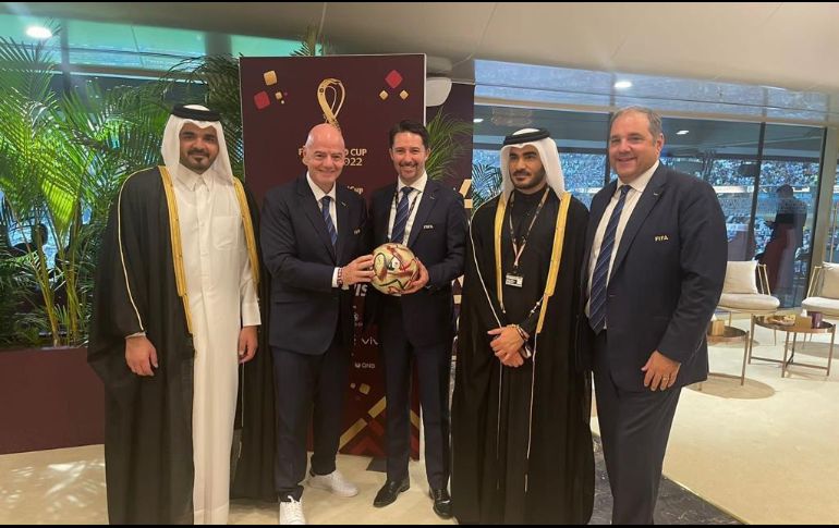 El presidente de la FIFA, Gianni Infantino, le entregó la estafeta a United 2026. Twitter/@FMF