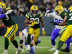 Aaron Jones  perforó la defensa de Rams y ayudó a su equipo a conseguir una victoria clave. AP/M. Ludtke