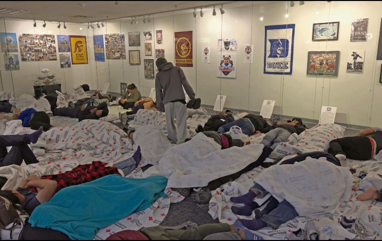 Los albergues en El Paso lucen abarrotados y sin condiciones para el clima invernal. EFE