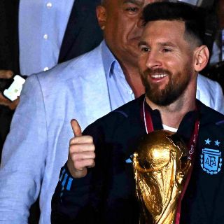 ¡La foto más esperada! Así se ve Messi dormido junto a la Copa del Mundo