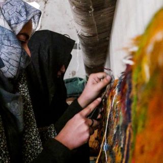 Talibanes prohíben a mujeres acceder a la universidad en Afganistán