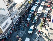 Las calles se abarrotan de gente y las calles de vehículos, sin embargo, el ritmo y el orden se mantienen gracias al operativo de seguridad implementado. EL INFORMADOR/ARTURO NAVARRO