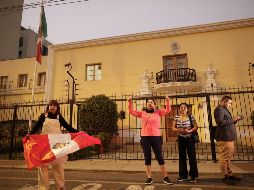 Simpatizantes de Pedro Castillo celebran el salvoconducto otorgado a Lilia Paredes y a sus hijos frente a la embajada de México en Lima. EFE/B. Velasco