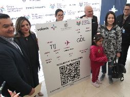 La mujer se mostró sorprendida de ser la pasajera 15 millones (en Guadalajara), incluso en su arribó en la pista tiraron un par de chorros de agua conocido como “Arco del Triunfo”. EL INFORMADOR / A. Camacho