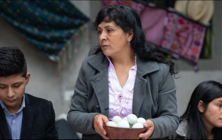 Lilia Paredes junto a miembros de su familia durante un desayuno en la segunda vuelta de la votación presidencial en junio de 2021, en Chota, Perú. GETTY IMAGES