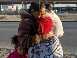 Las autoridades municipales de El Paso aseguran que la ciudad está al borde del colapso. La migrante venezolana Yaneisi abraza a sus tres hijos en Ciudad Juárez, México, después del despliegue de la Guardia Nacional de Texas al otro lado del río Bravo, en El Paso, Texas, Estados Unidos, el 20 de diciembre de 2022. GETTY IMAGES