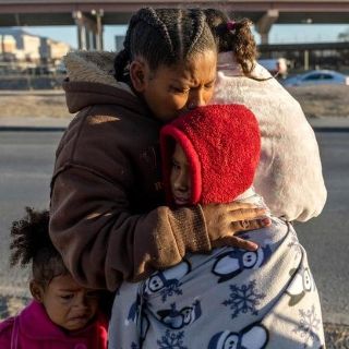 Título 42 | "La gente está desesperada": la ciudad de la frontera de EE.UU. "desbordada" de migrantes