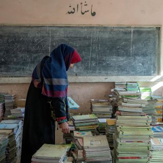 La razón por la que talibanes excluyeron a mujeres de universidades