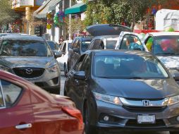 Las compras navideñas traen consigo el congestionamiento vehicular. EL INFORMADOR/ A. Camacho
