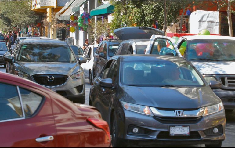 Las compras navideñas traen consigo el congestionamiento vehicular. EL INFORMADOR/ A. Camacho