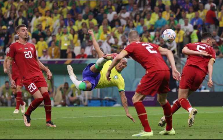 Richarlison controló dentro del área una asistencia de Vinicius Jr. y definió a la altura del manchón penal con un remate de tijera. AFP / ARCHIVO