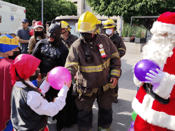 Los regalos comenzaron a ser repartidos en la explanada entre las niñas y niños que ese día habían acudido a alguna consulta. TWITTER / @PCYBOMGDL