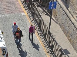 Debido a las vallas colocadas afuera del Palacio de Gobierno de Jalisco, las personas que circulan por este punto del Centro Histórico de Guadalajara deben bajar de la banqueta y caminar por el arroyo vehicular. EL INFORMADOR/A. Camacho