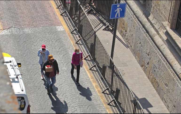 Debido a las vallas colocadas afuera del Palacio de Gobierno de Jalisco, las personas que circulan por este punto del Centro Histórico de Guadalajara deben bajar de la banqueta y caminar por el arroyo vehicular. EL INFORMADOR/A. Camacho