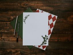 Las Tarjetas Navideñas son un regalo tradicional de estas fiestas decembrinas. ESPECIAL / Foto de Kelly Sikkema en Unsplash