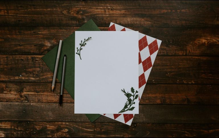 Las Tarjetas Navideñas son un regalo tradicional de estas fiestas decembrinas. ESPECIAL / Foto de Kelly Sikkema en Unsplash