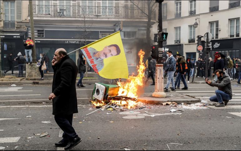 Tras los disturbios provocados este viernes tras el atentado, cuando miembros de la comunidad kurda lanzaron objetos contra las fuerzas del orden. EFE / T. Suárez