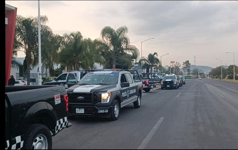 Una patrulla resultó con impactos de bala tras el tiroteo, no hubo civiles, ni policías lesionados, solamente el hombre que quedó muerto afuera de los juzgados municipales de Guadalajara Zona 7. ESPECIAL