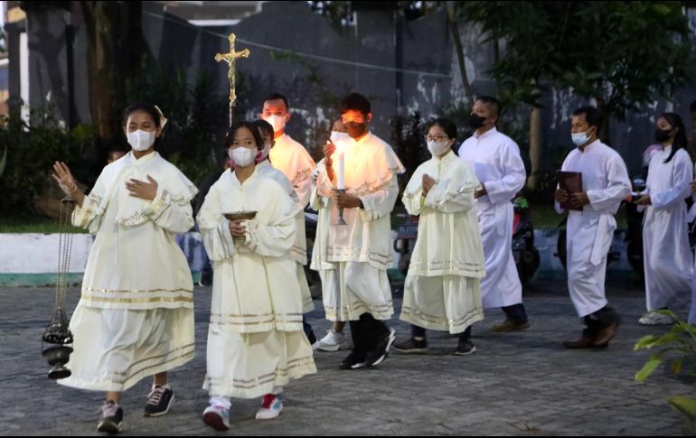 Servidores del altar católico en procesión a la iglesia durante la celebración de la víspera de Navidad en la Iglesia Católica Hati Kudus en Banda Aceh, Indonesia. EFE / H. Simanjuntak
