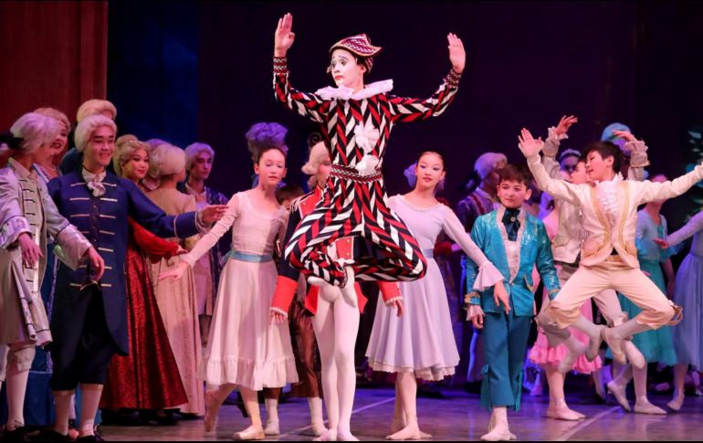 Estudiantes de último año de la escuela coreográfica Bazarbaev actúan en el escenario durante una puesta en escena del ballet 'El Cascanueces' en el Teatro Académico de Ópera y Ballet de Kirguistán en Bishkek, por Navidad. EFE / I. Kovalenko